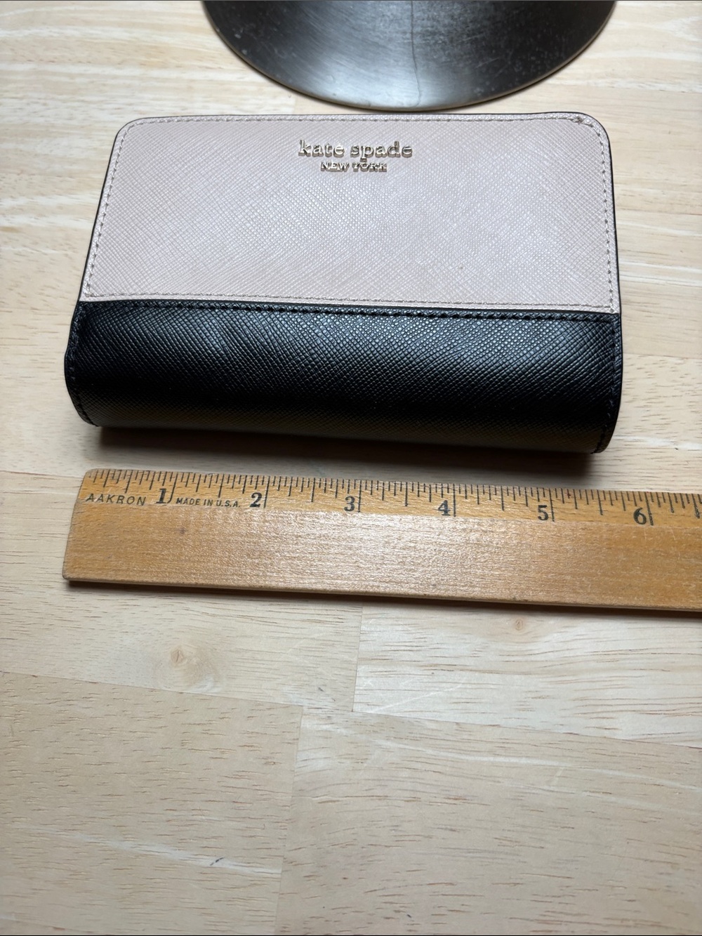 kate spade two-tone leather wallet in beige and black - Picture 8 of 9